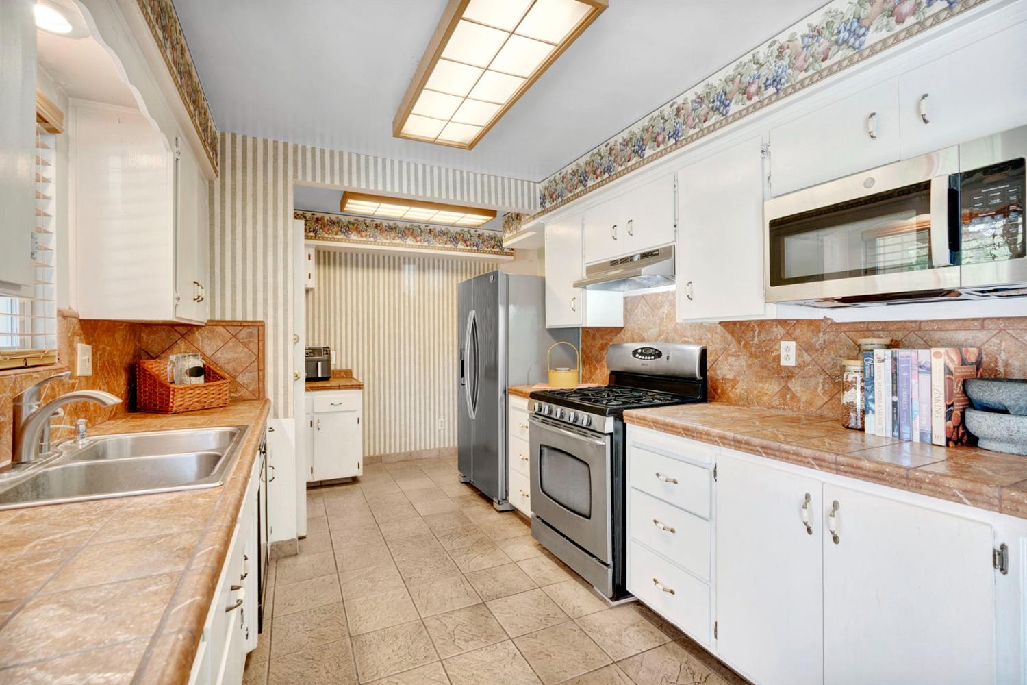 404 Fall Ave, Madera, CA 93637