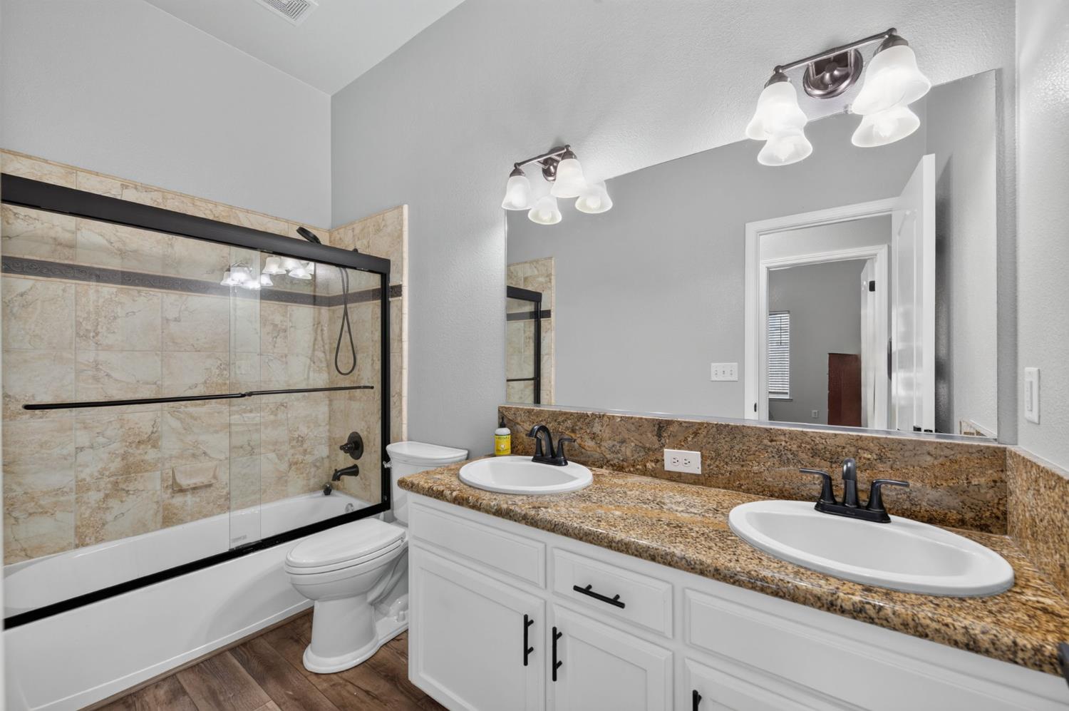 106 Moody Ave, Clovis, CA 93619