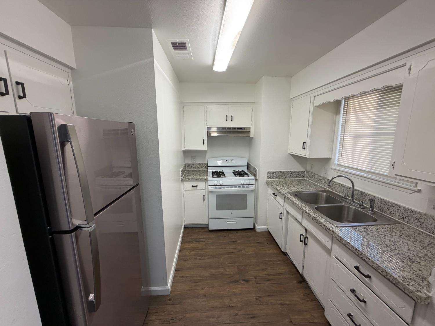 800 W Murray Ave, Visalia, CA 93291