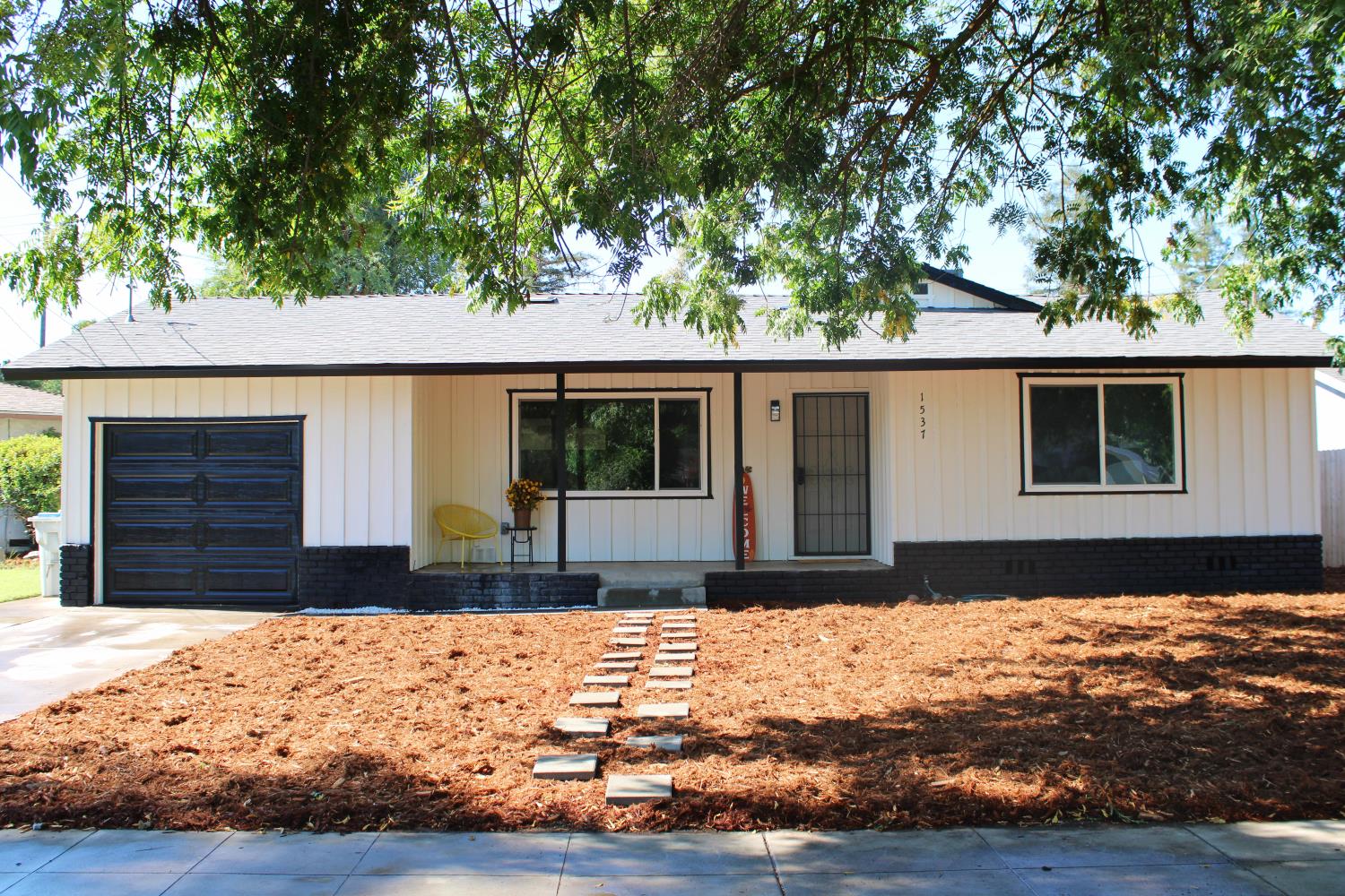 1537 W Hampton Way, Fresno, CA 93705