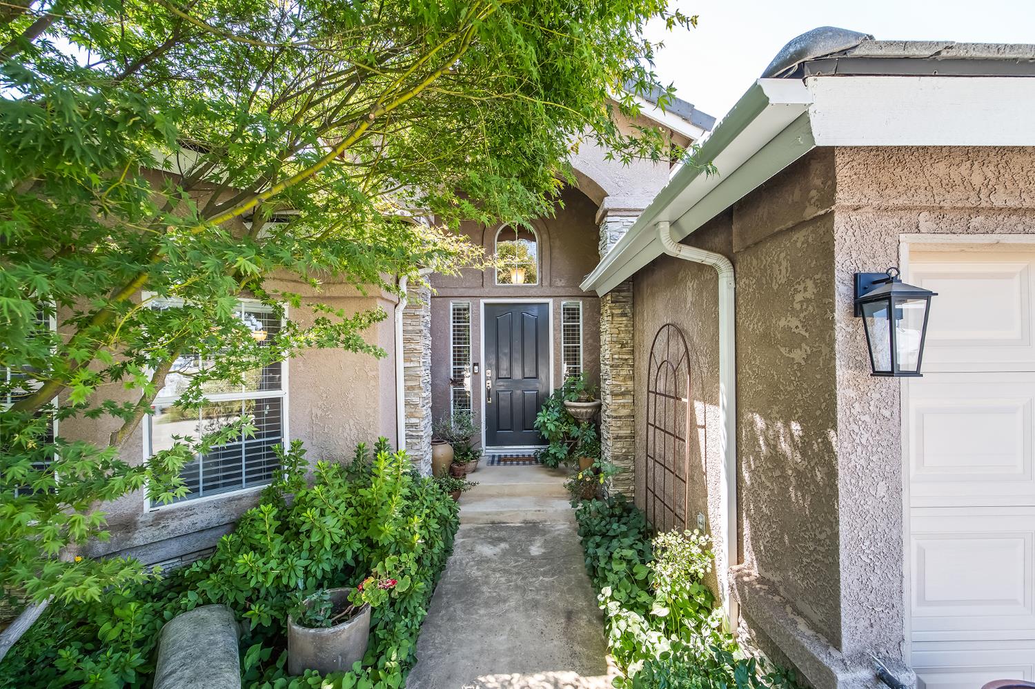 2955 E Pryor Dr, Fresno, CA 93720