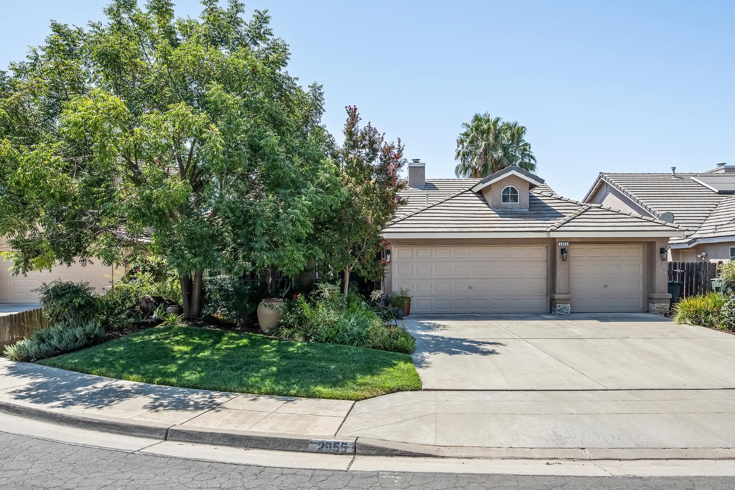 2955 E Pryor Dr, Fresno, CA 93720