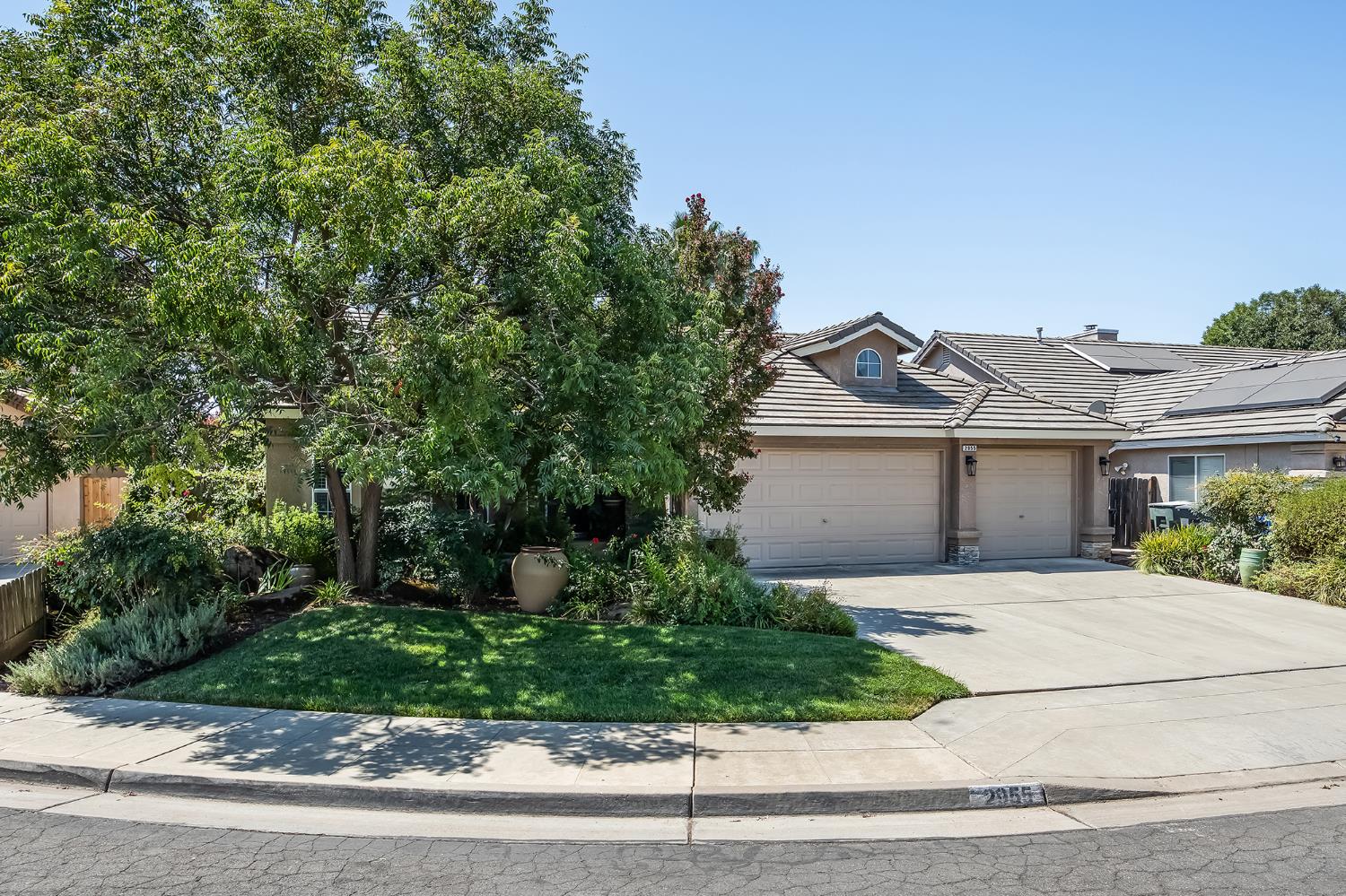 2955 E Pryor Dr, Fresno, CA 93720