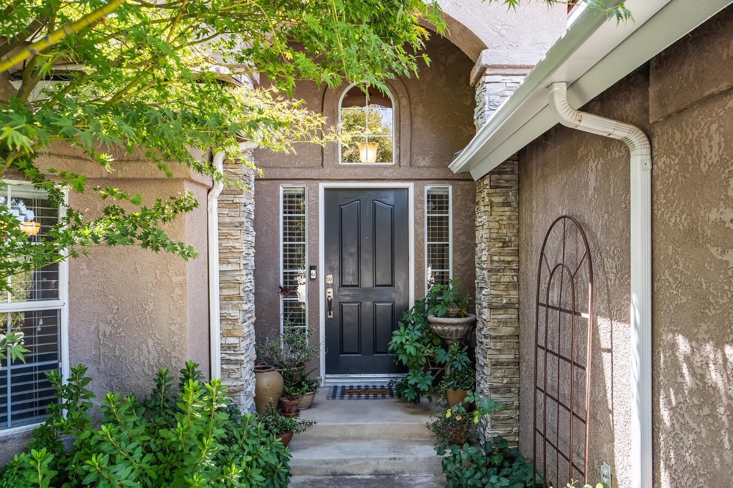2955 E Pryor Dr, Fresno, CA 93720