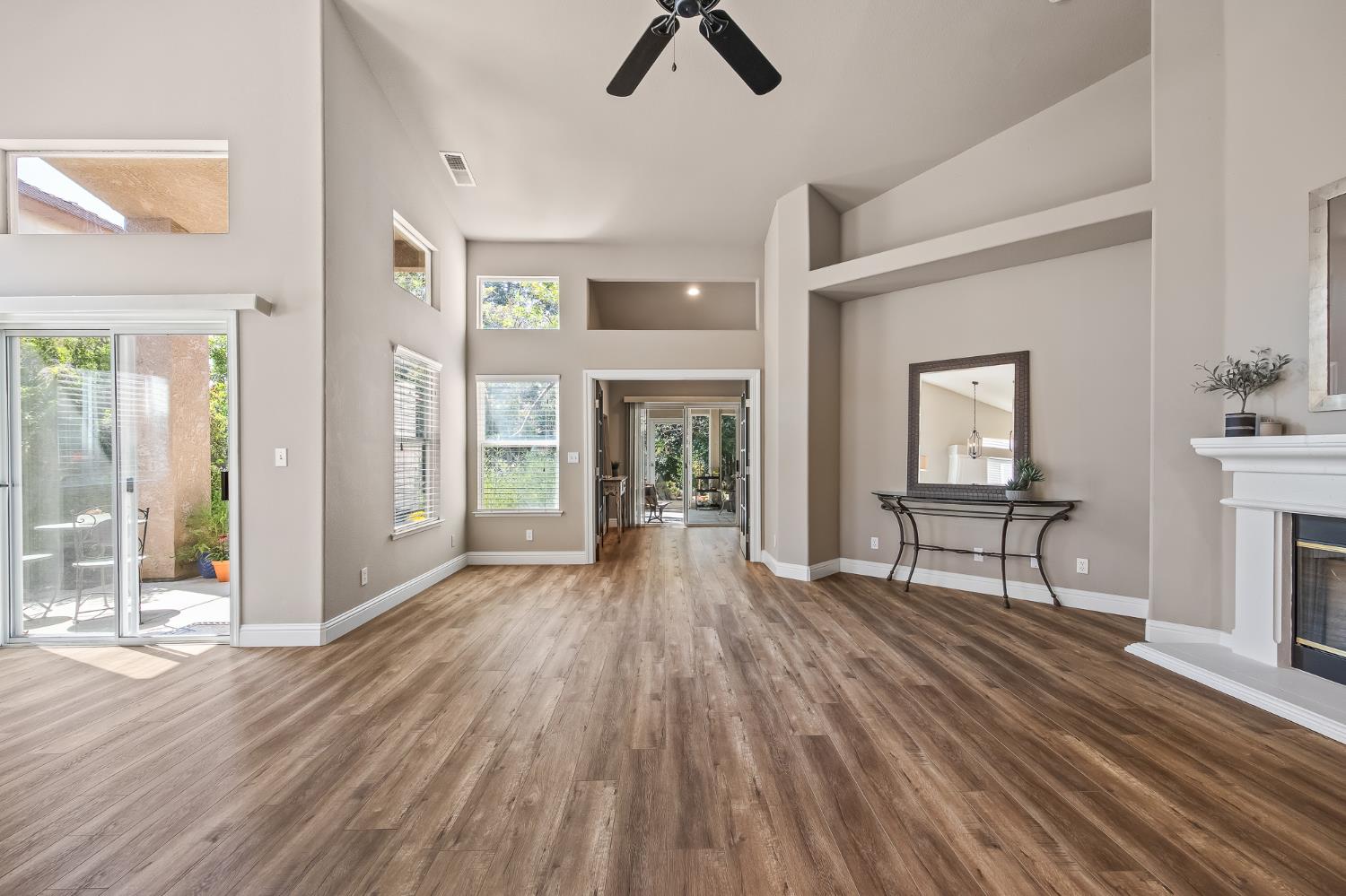 2955 E Pryor Dr, Fresno, CA 93720