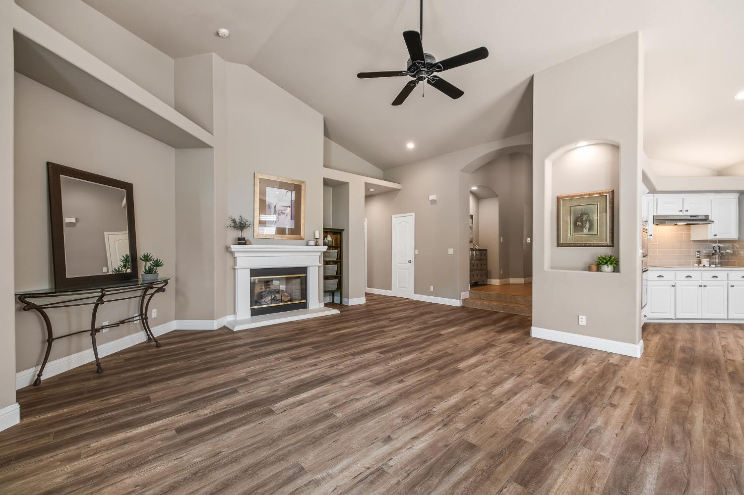 2955 E Pryor Dr, Fresno, CA 93720