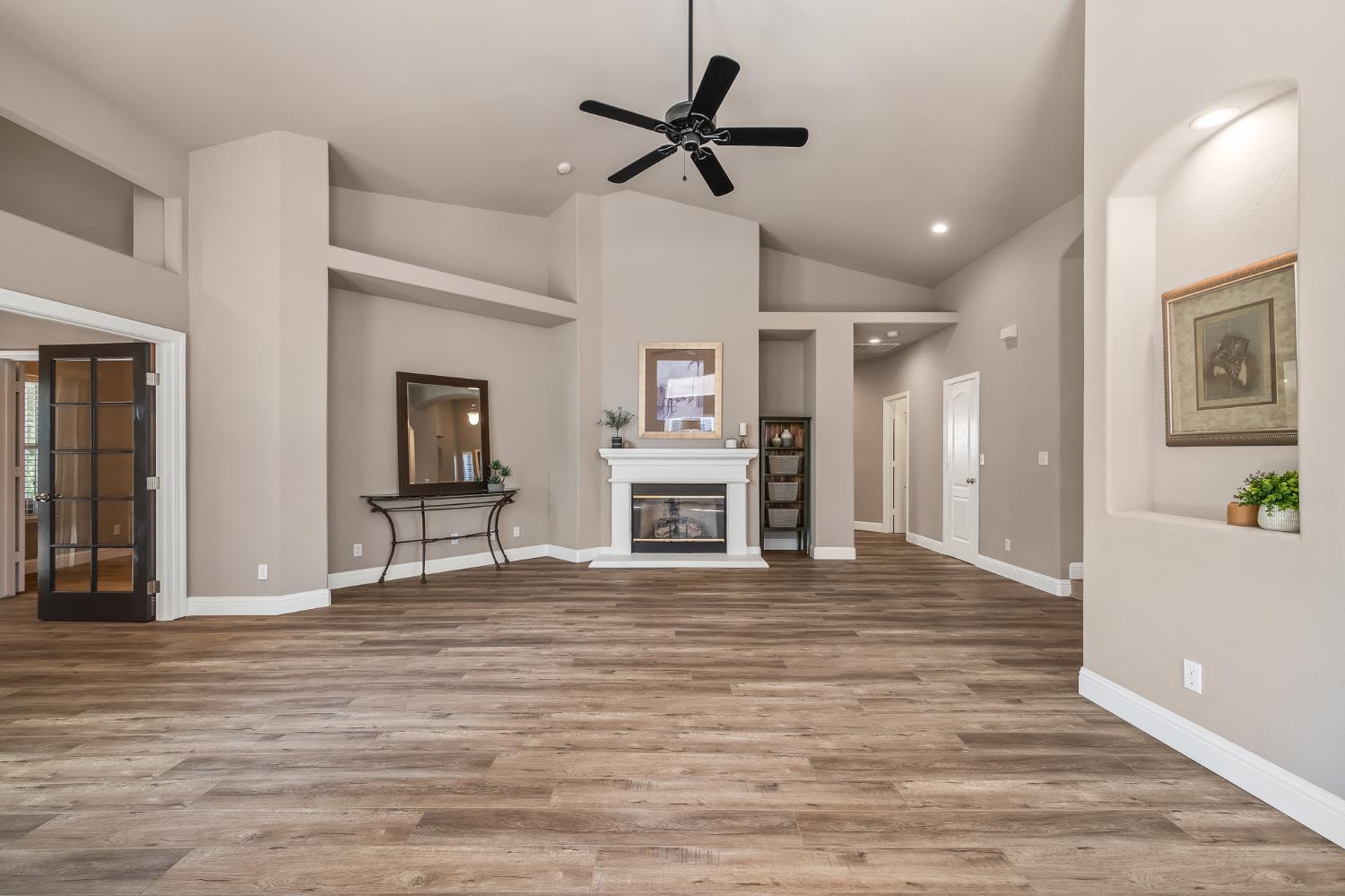 2955 E Pryor Dr, Fresno, CA 93720