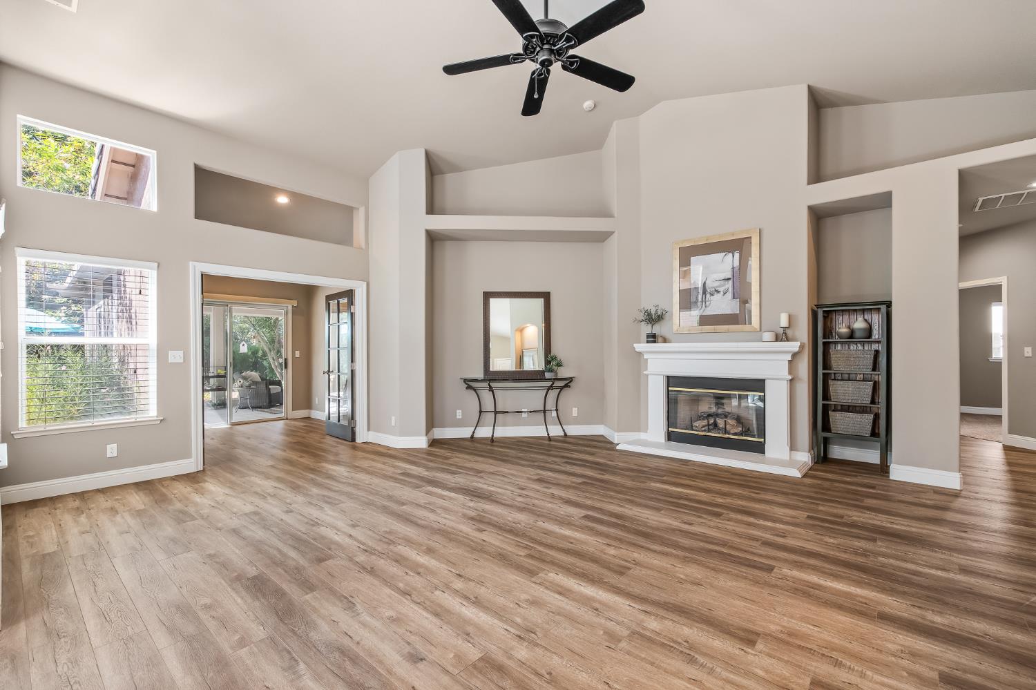 2955 E Pryor Dr, Fresno, CA 93720