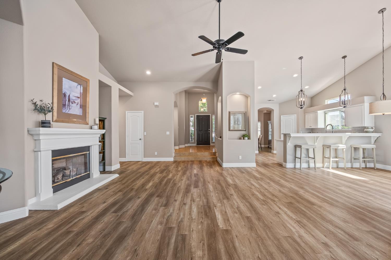 2955 E Pryor Dr, Fresno, CA 93720