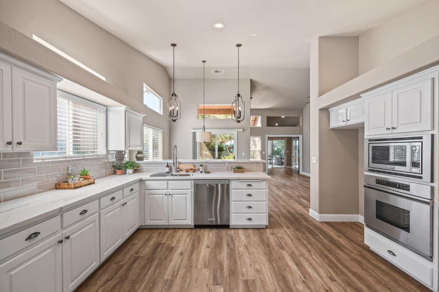 2955 E Pryor Dr, Fresno, CA 93720