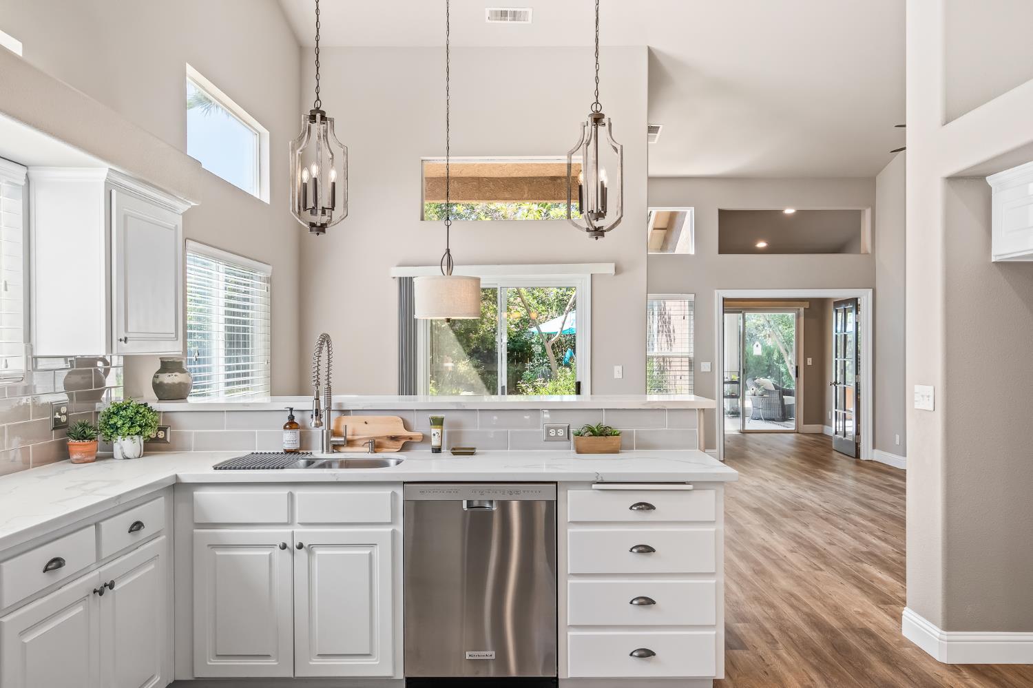 2955 E Pryor Dr, Fresno, CA 93720