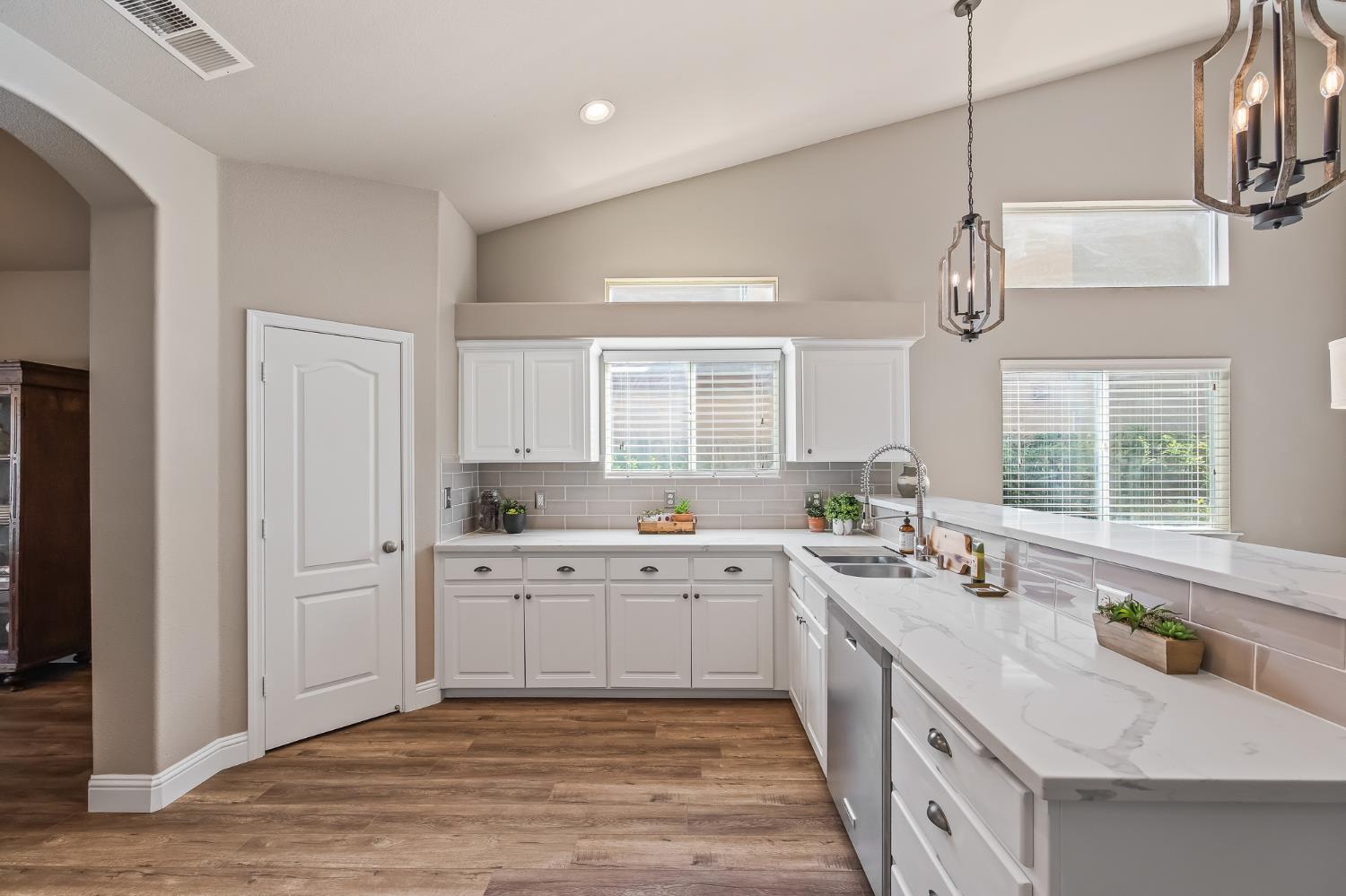 2955 E Pryor Dr, Fresno, CA 93720