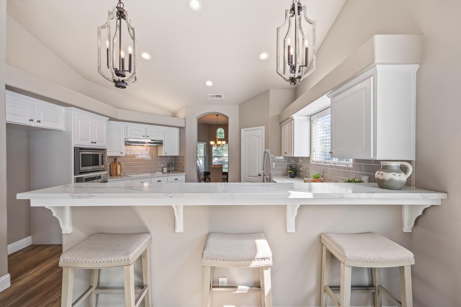 2955 E Pryor Dr, Fresno, CA 93720