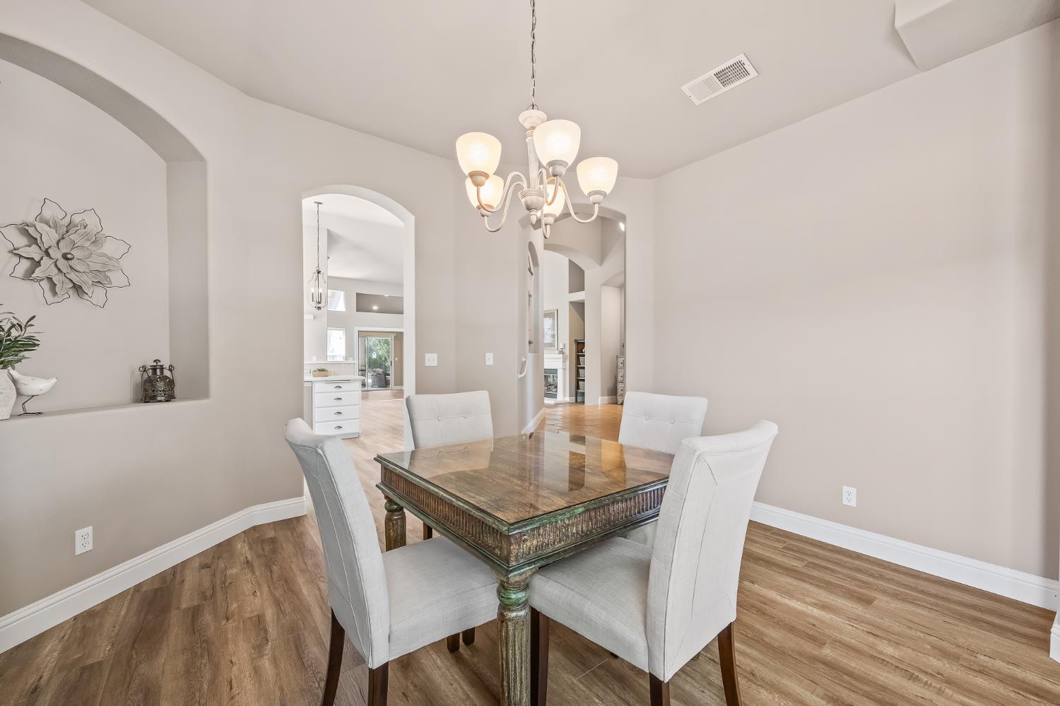 2955 E Pryor Dr, Fresno, CA 93720