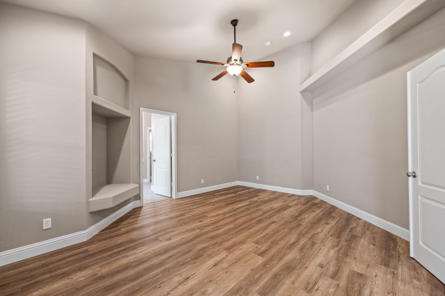 2955 E Pryor Dr, Fresno, CA 93720