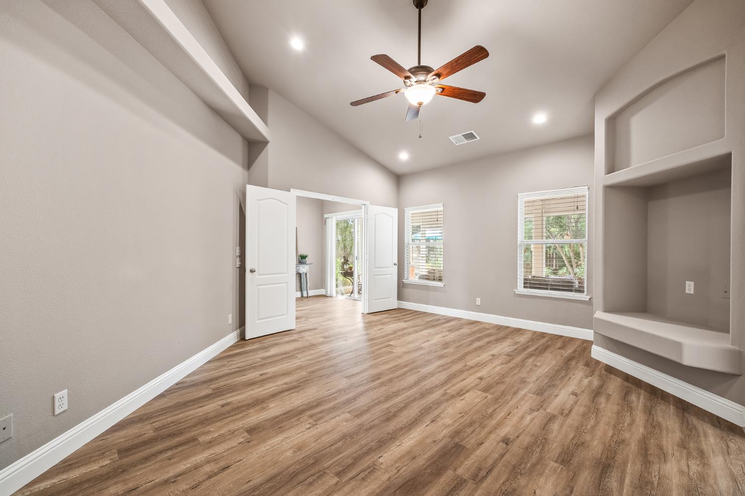 2955 E Pryor Dr, Fresno, CA 93720