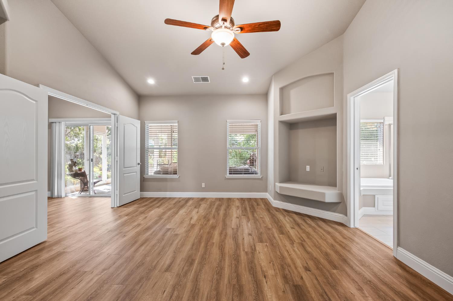 2955 E Pryor Dr, Fresno, CA 93720