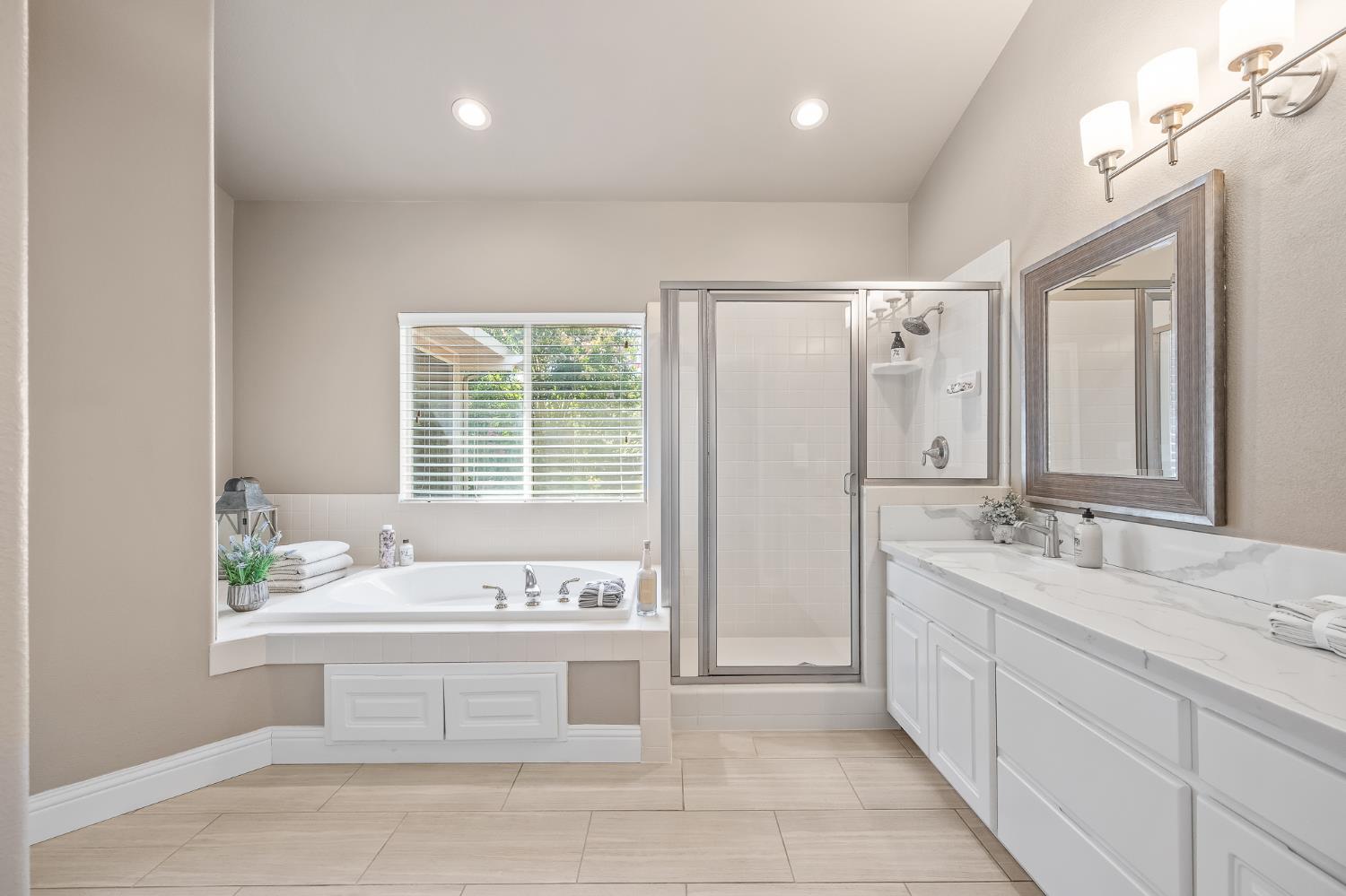 2955 E Pryor Dr, Fresno, CA 93720