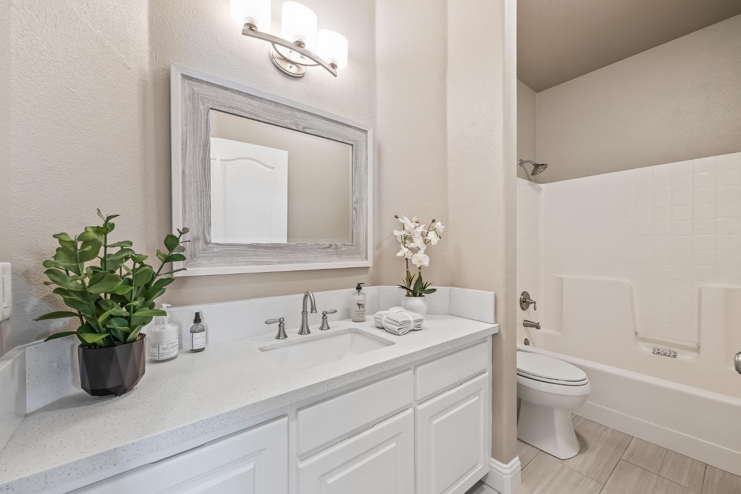 2955 E Pryor Dr, Fresno, CA 93720