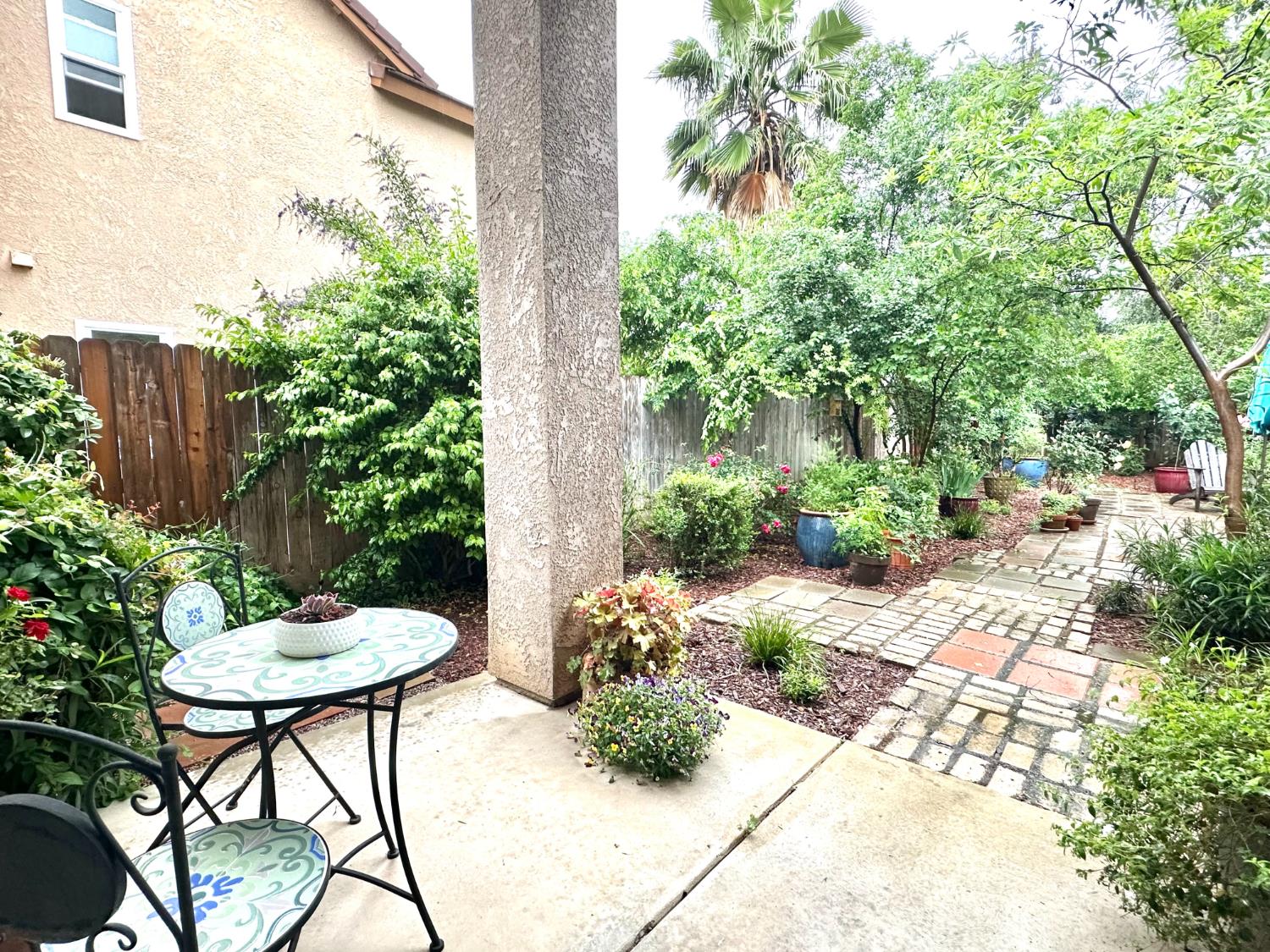 2955 E Pryor Dr, Fresno, CA 93720