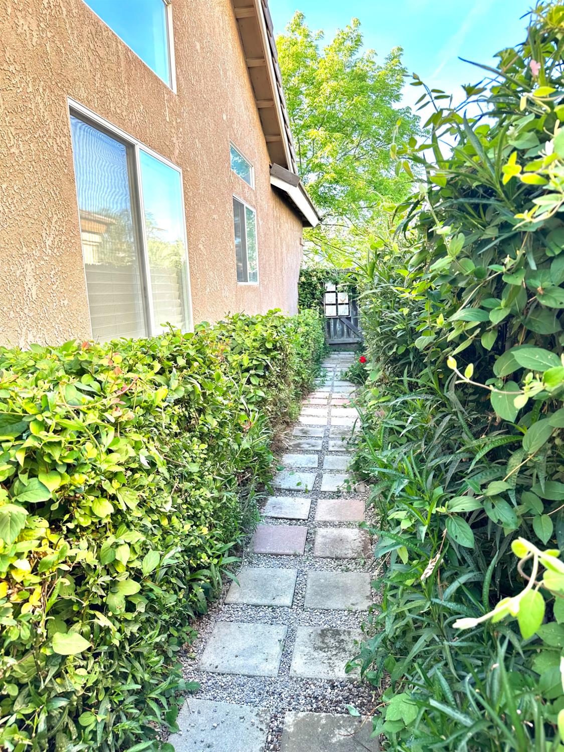 2955 E Pryor Dr, Fresno, CA 93720