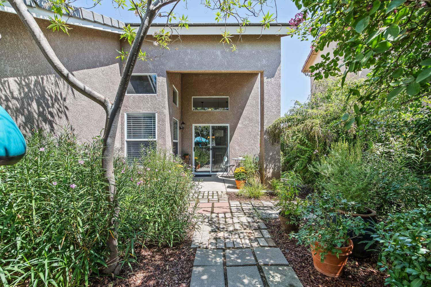 2955 E Pryor Dr, Fresno, CA 93720