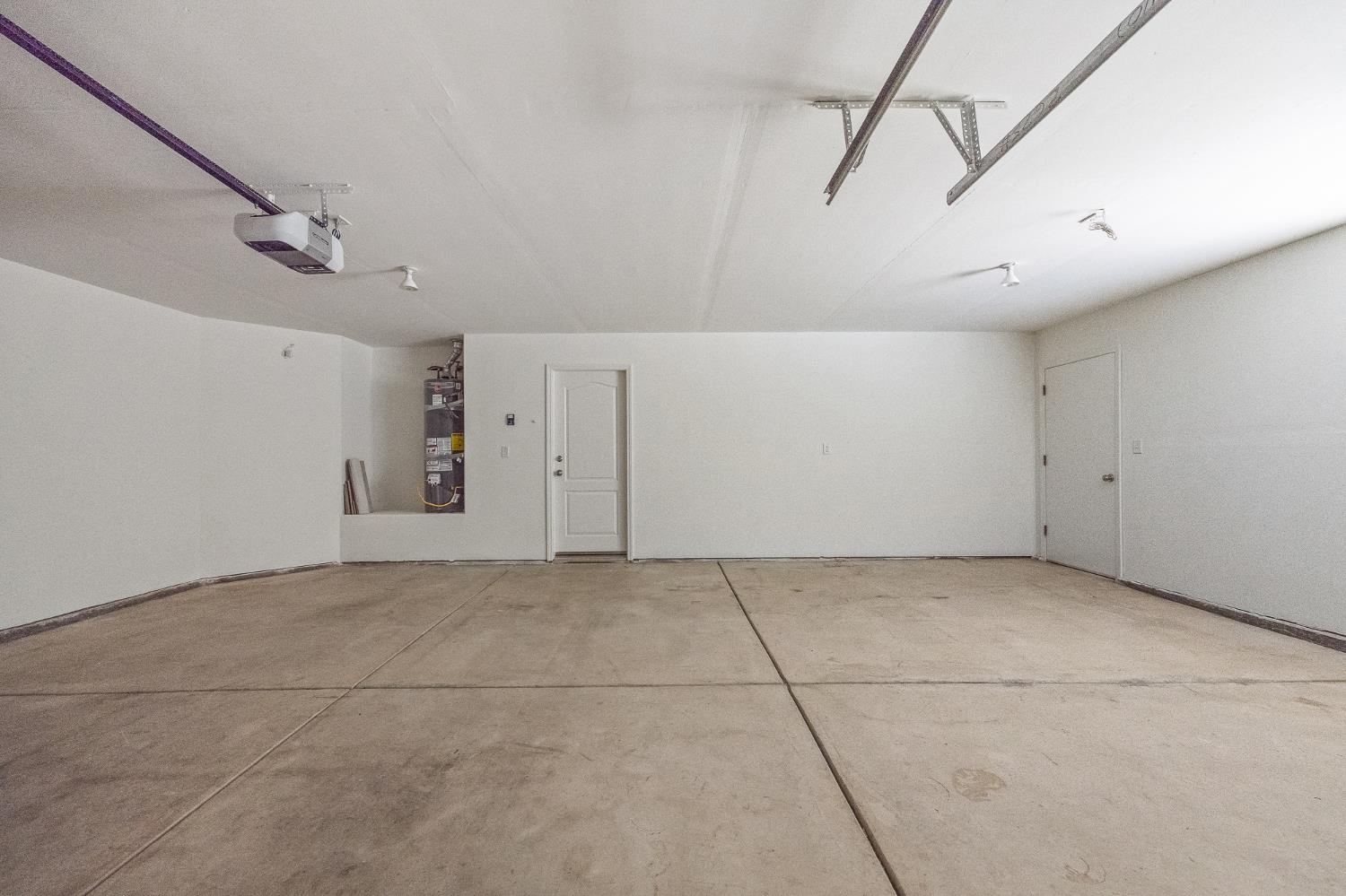 2955 E Pryor Dr, Fresno, CA 93720
