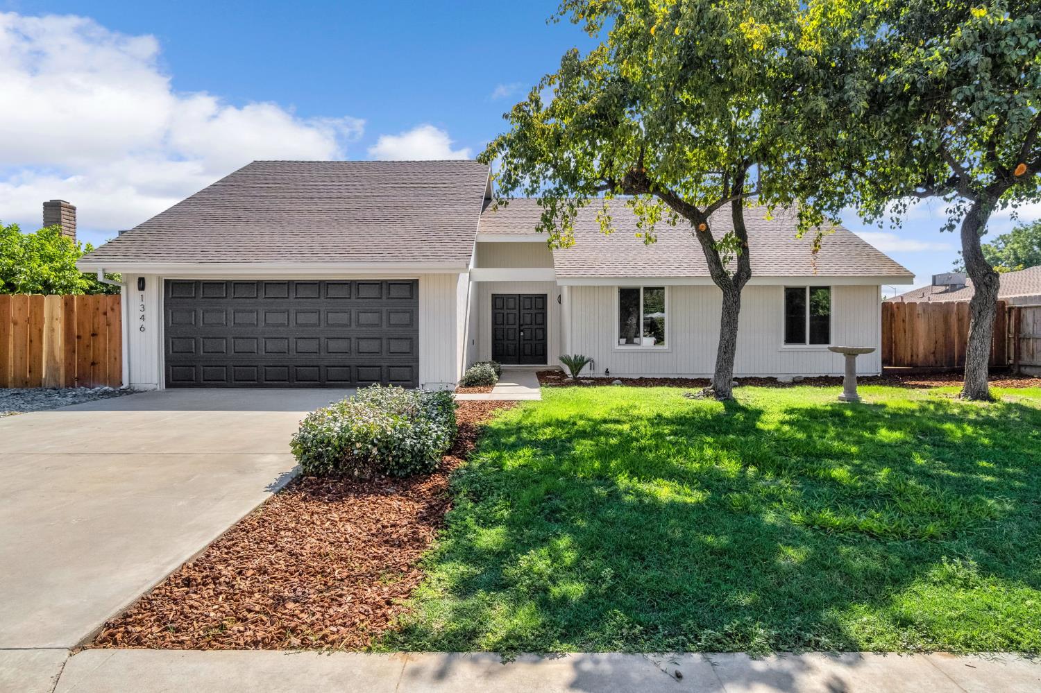 1346 N Eaton Ave, Dinuba, CA 93618
