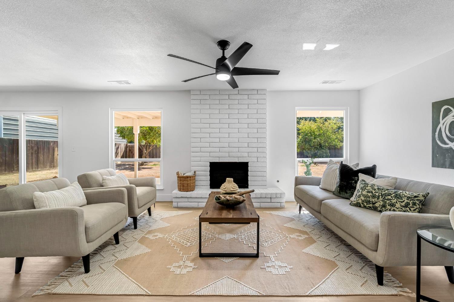 1346 N Eaton Ave, Dinuba, CA 93618