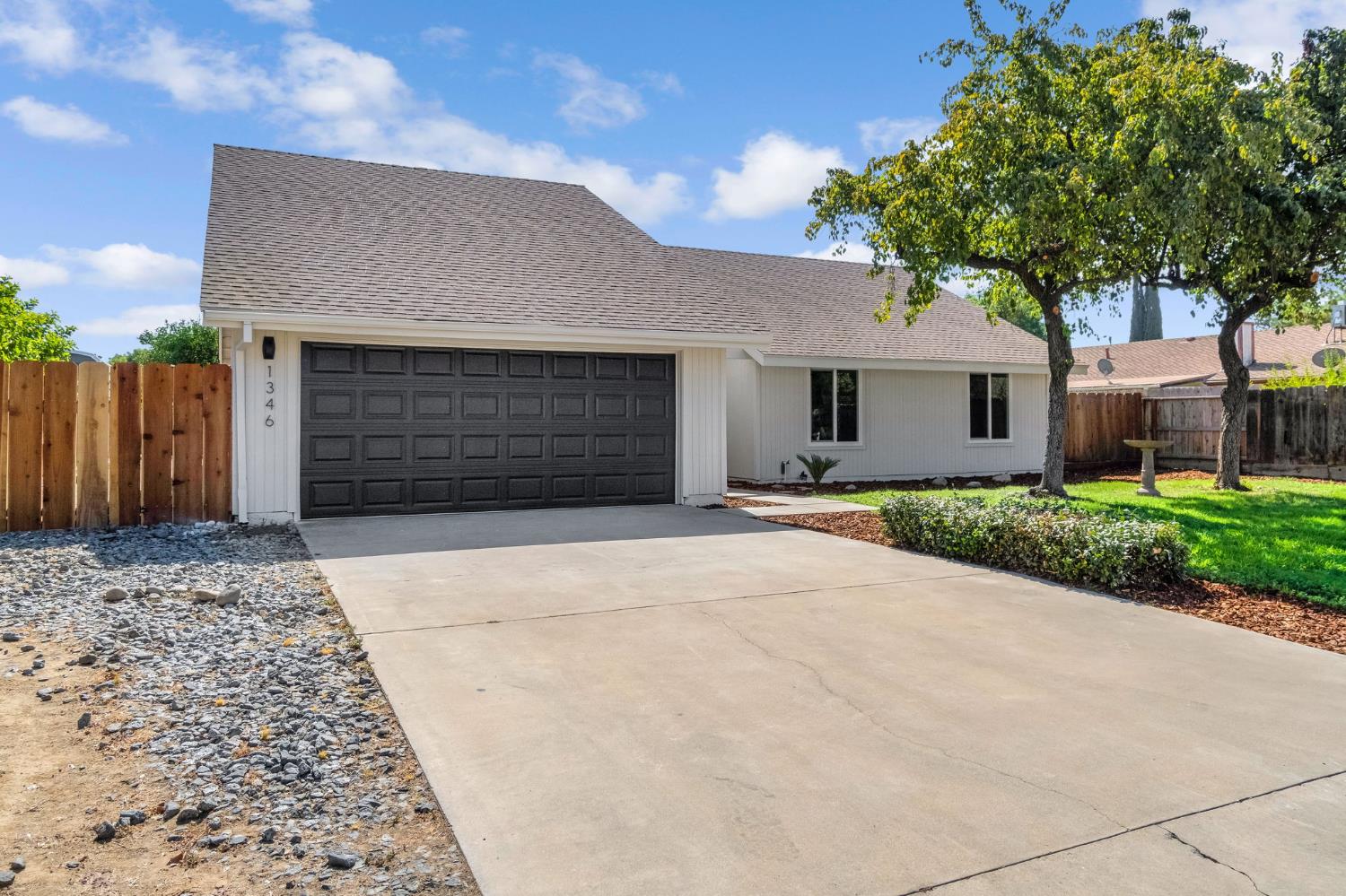 1346 N Eaton Ave, Dinuba, CA 93618