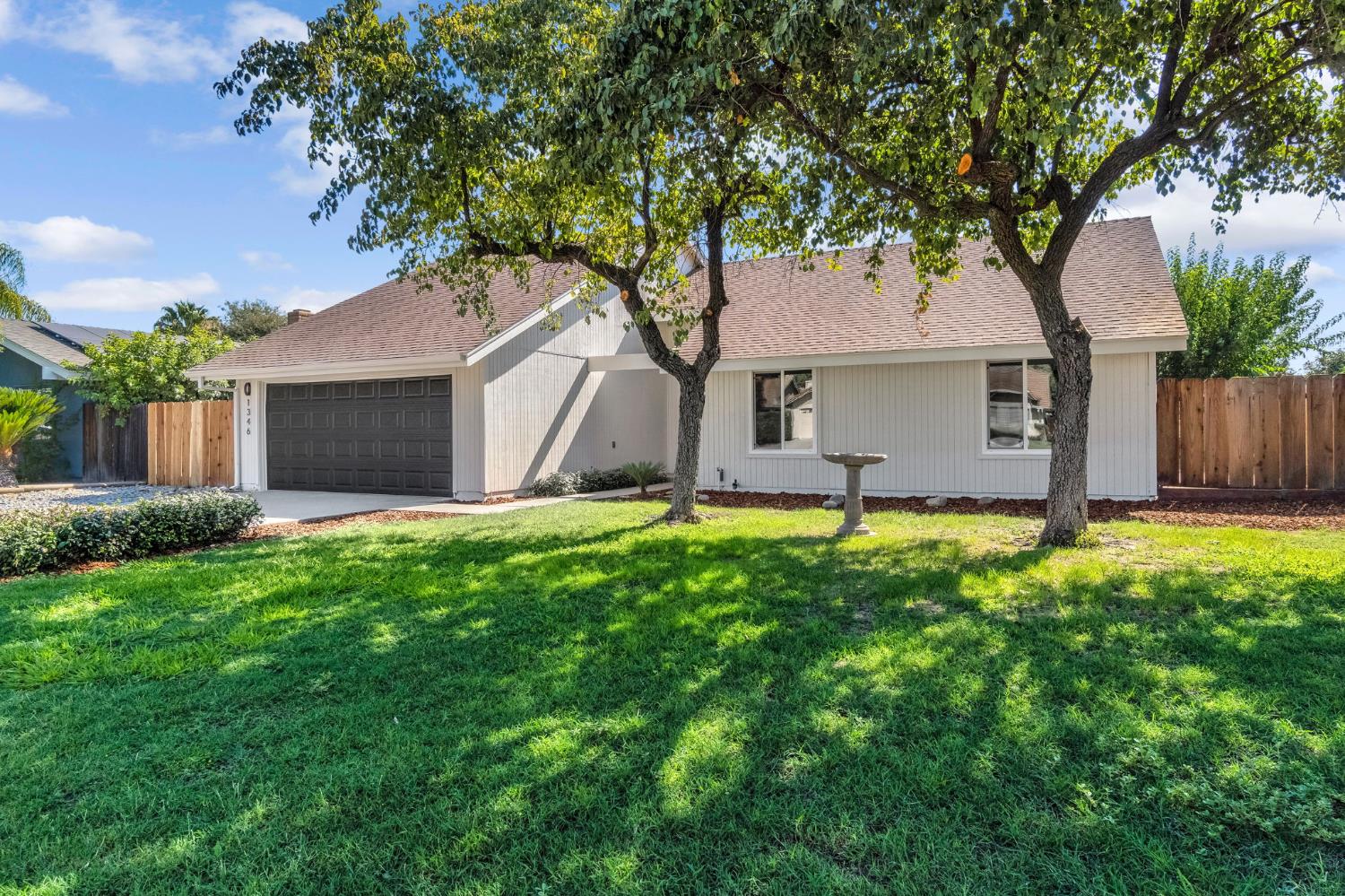 1346 N Eaton Ave, Dinuba, CA 93618