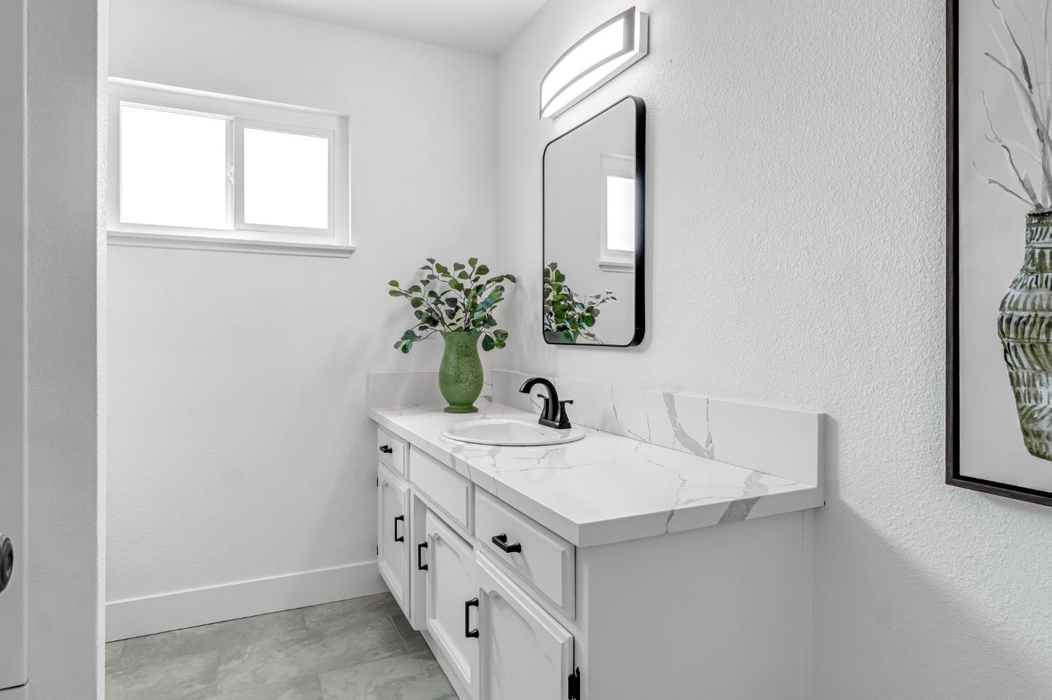 1346 N Eaton Ave, Dinuba, CA 93618
