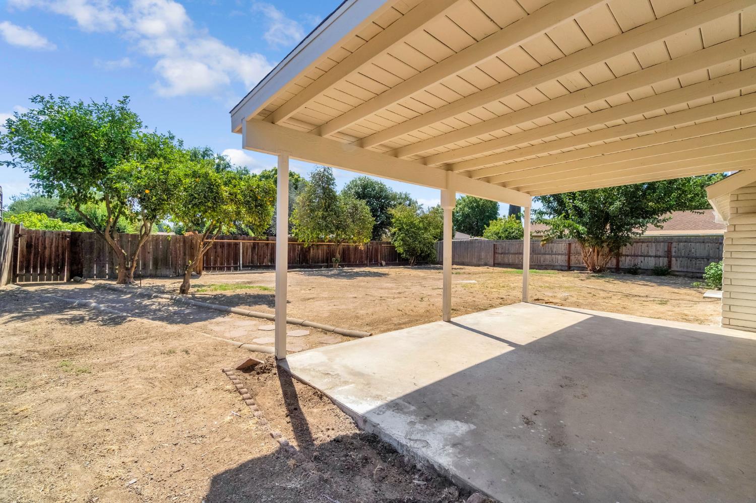 1346 N Eaton Ave, Dinuba, CA 93618