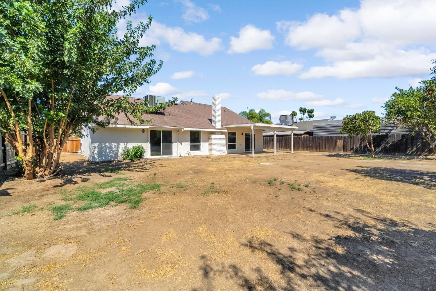 1346 N Eaton Ave, Dinuba, CA 93618
