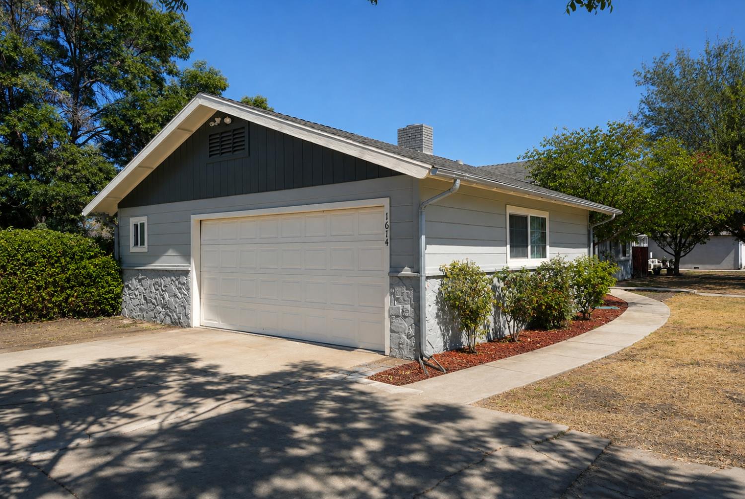1614 W Morton, Porterville, CA 93257