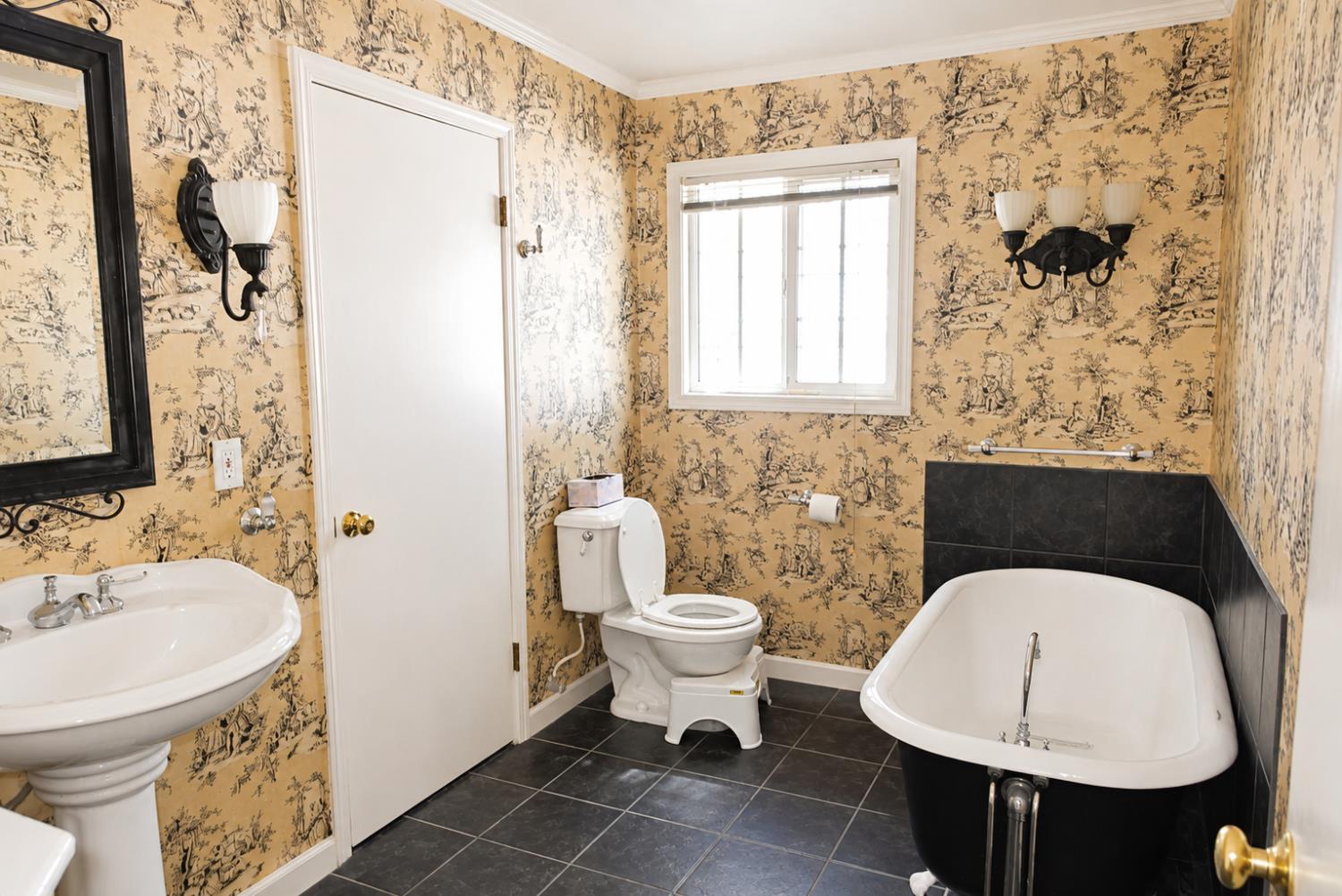 1614 W Morton, Porterville, CA 93257