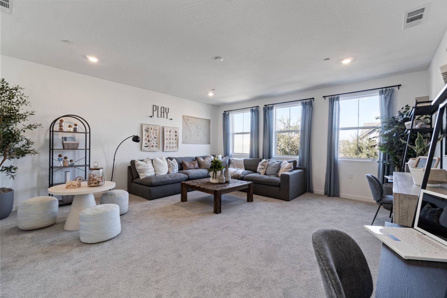 1046 Springtime Ave, Clovis, CA 93619