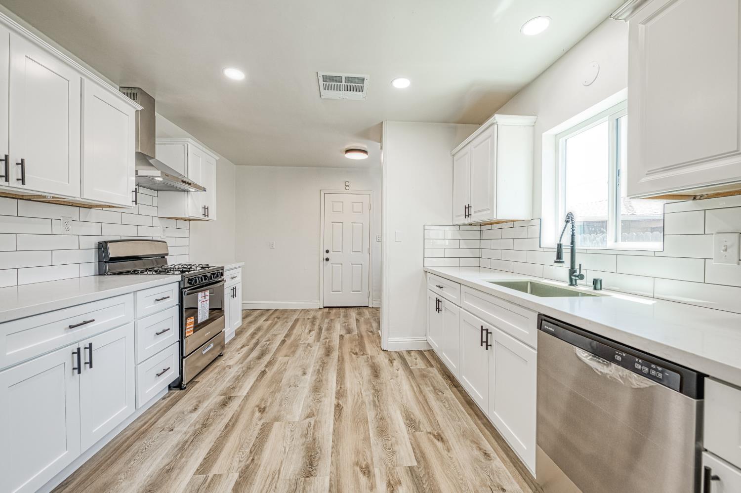 1738 N Angus St, Fresno, CA 93703