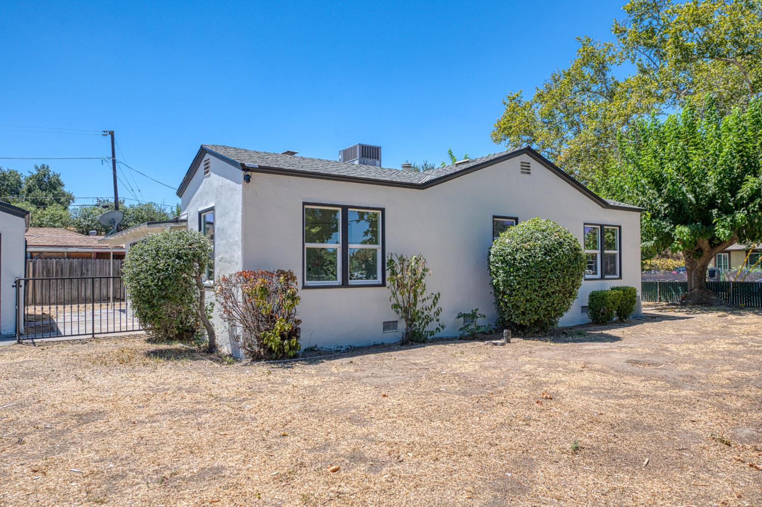 1738 N Angus St, Fresno, CA 93703