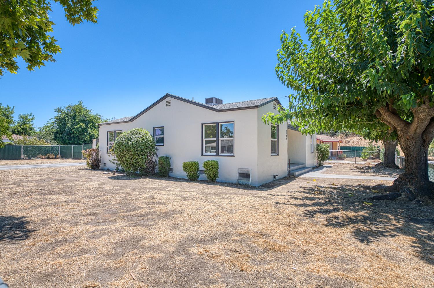 1738 N Angus St, Fresno, CA 93703
