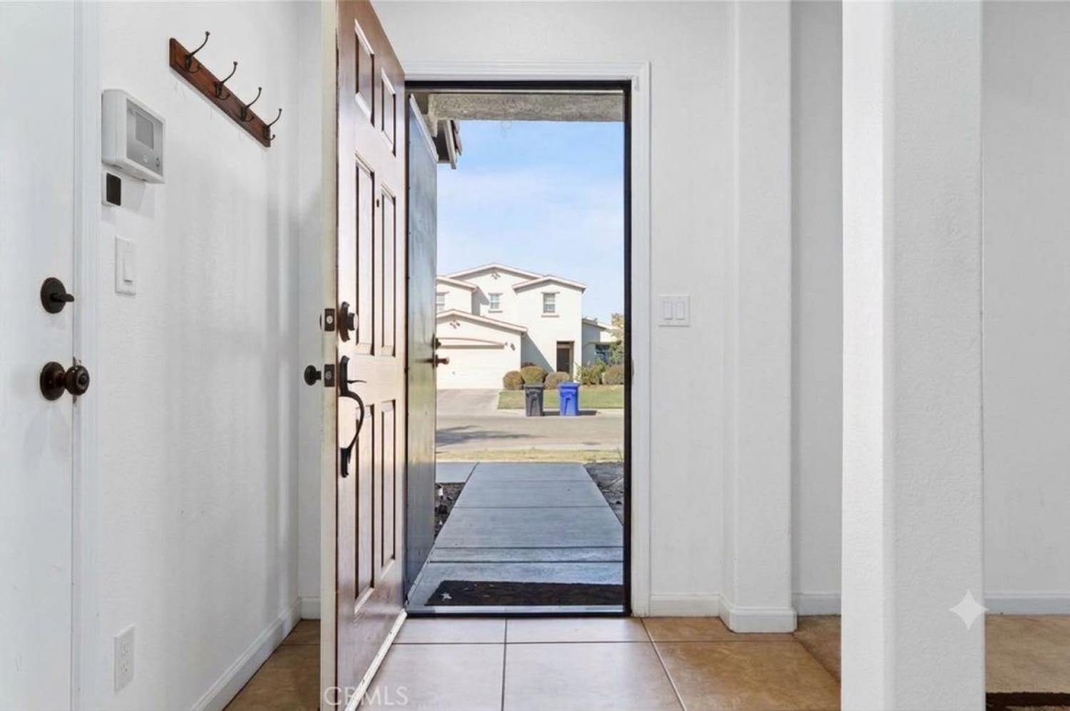 2090 Dunbar Way, Dinuba, CA 93618