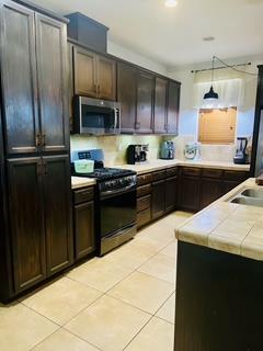 2090 Dunbar Way, Dinuba, CA 93618