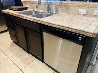2090 Dunbar Way, Dinuba, CA 93618