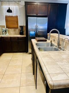 2090 Dunbar Way, Dinuba, CA 93618