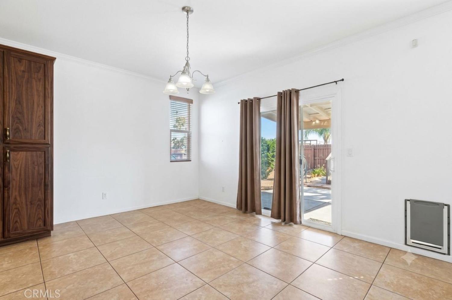 2090 Dunbar Way, Dinuba, CA 93618