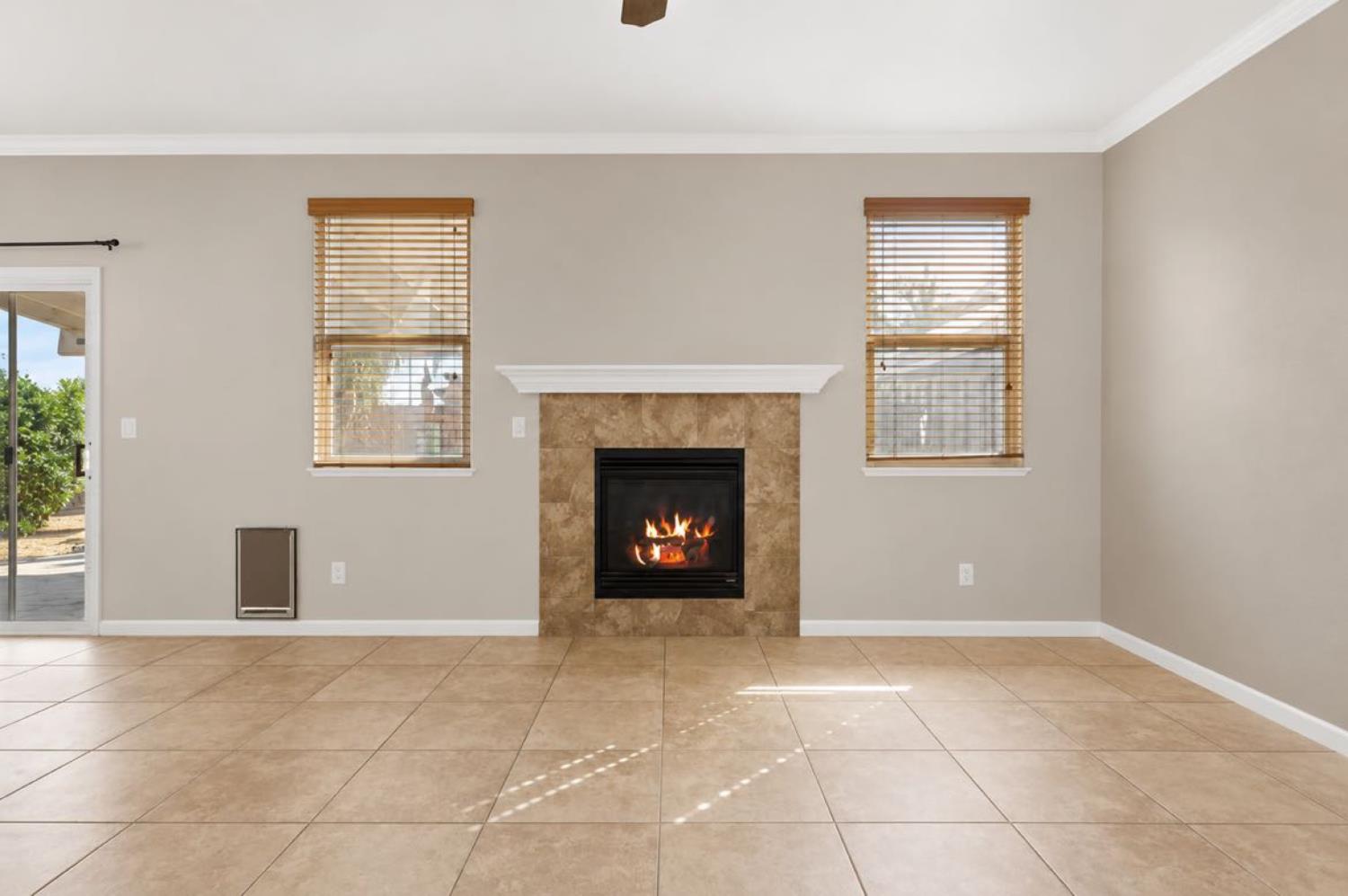 2090 Dunbar Way, Dinuba, CA 93618