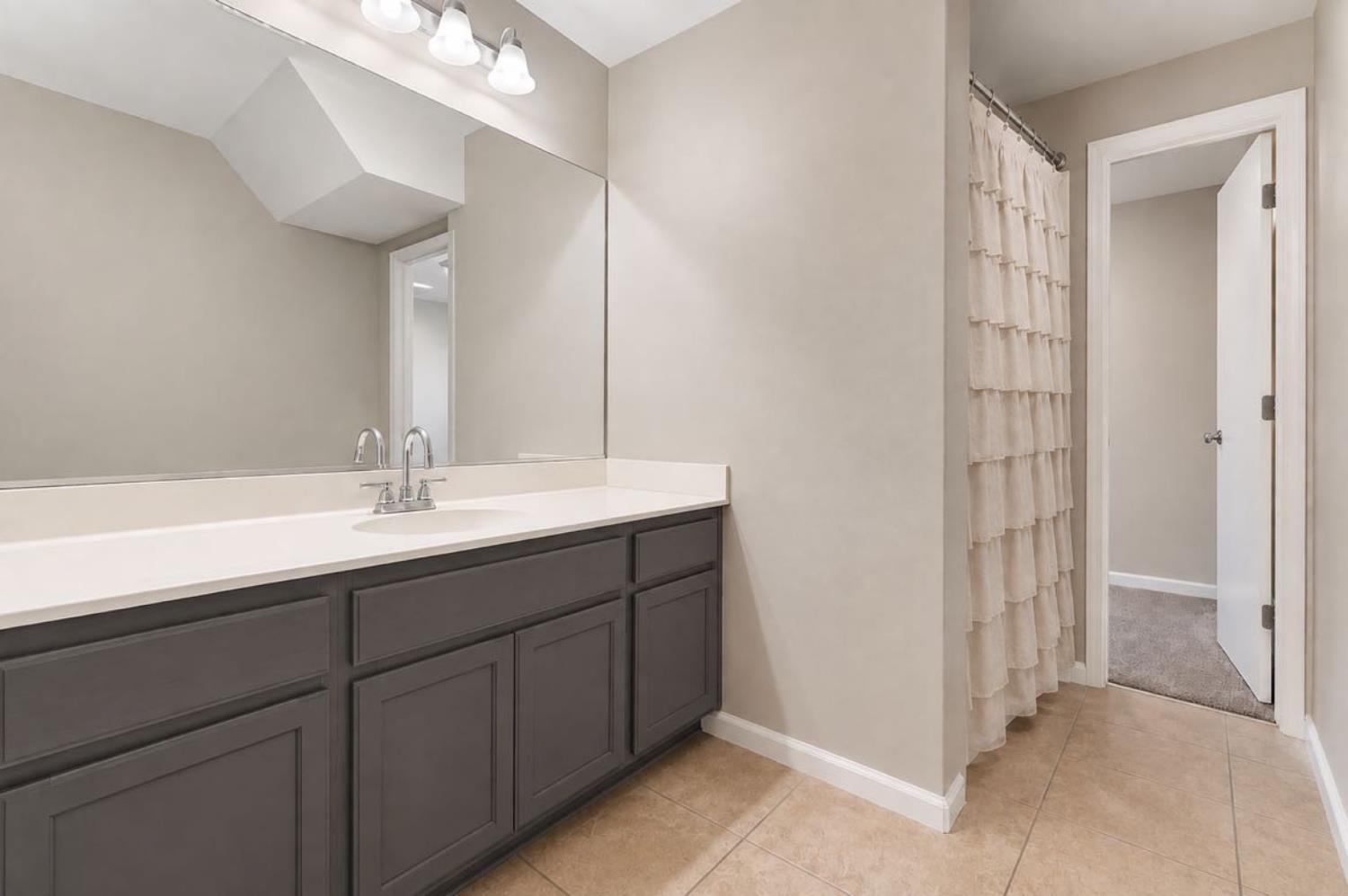 2090 Dunbar Way, Dinuba, CA 93618