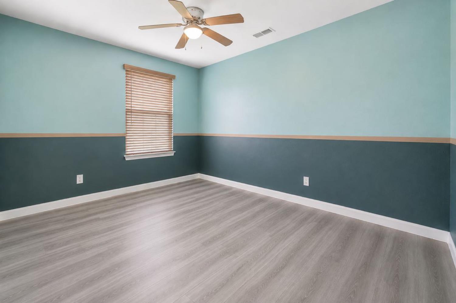 2090 Dunbar Way, Dinuba, CA 93618