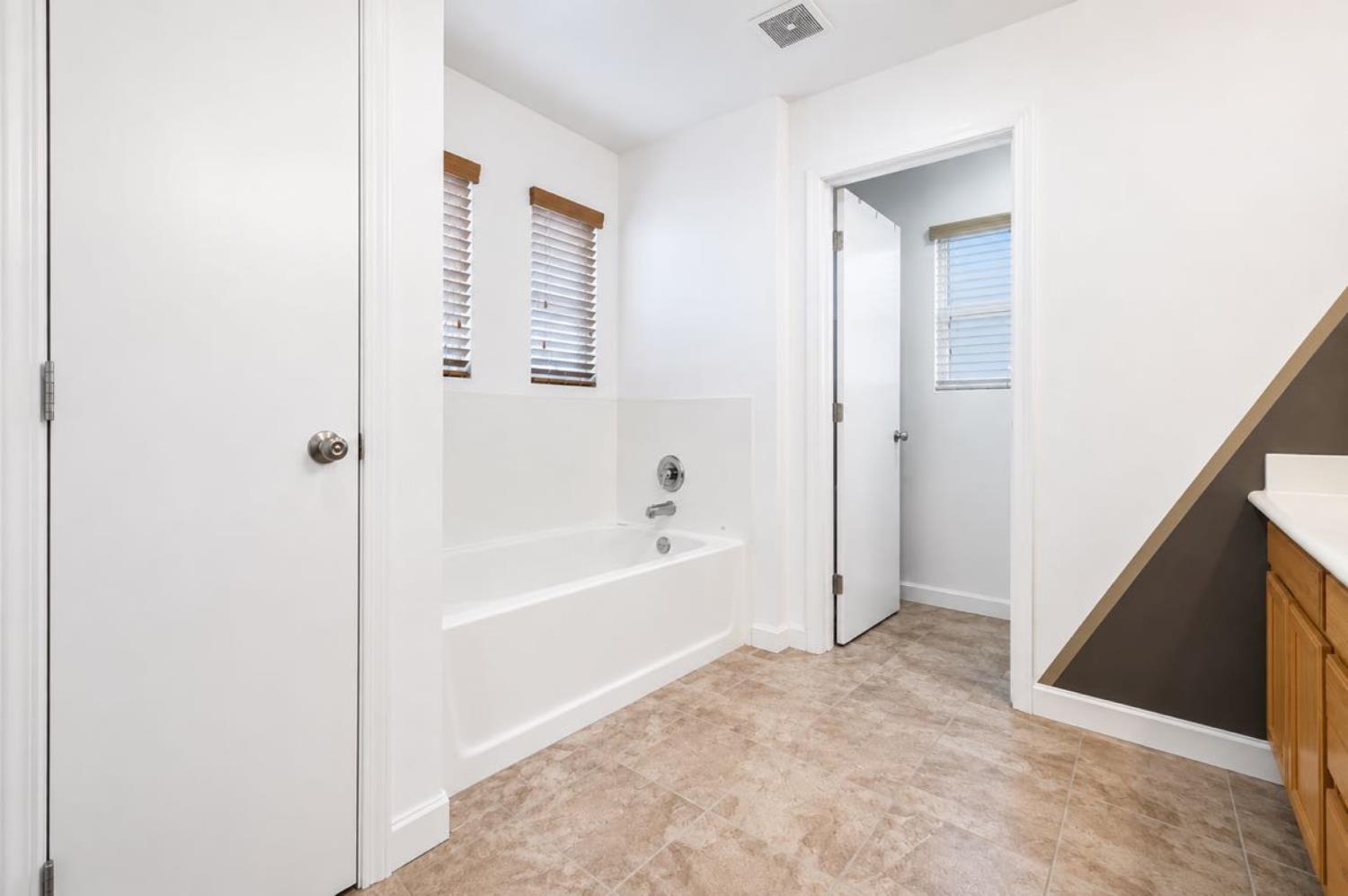 2090 Dunbar Way, Dinuba, CA 93618