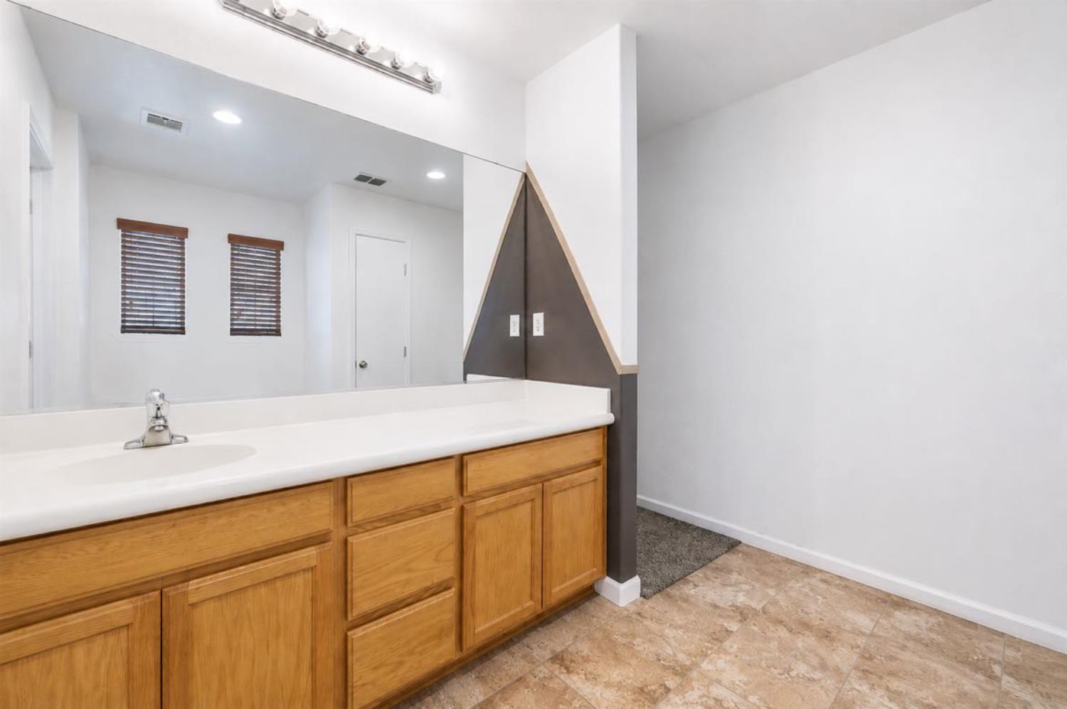 2090 Dunbar Way, Dinuba, CA 93618